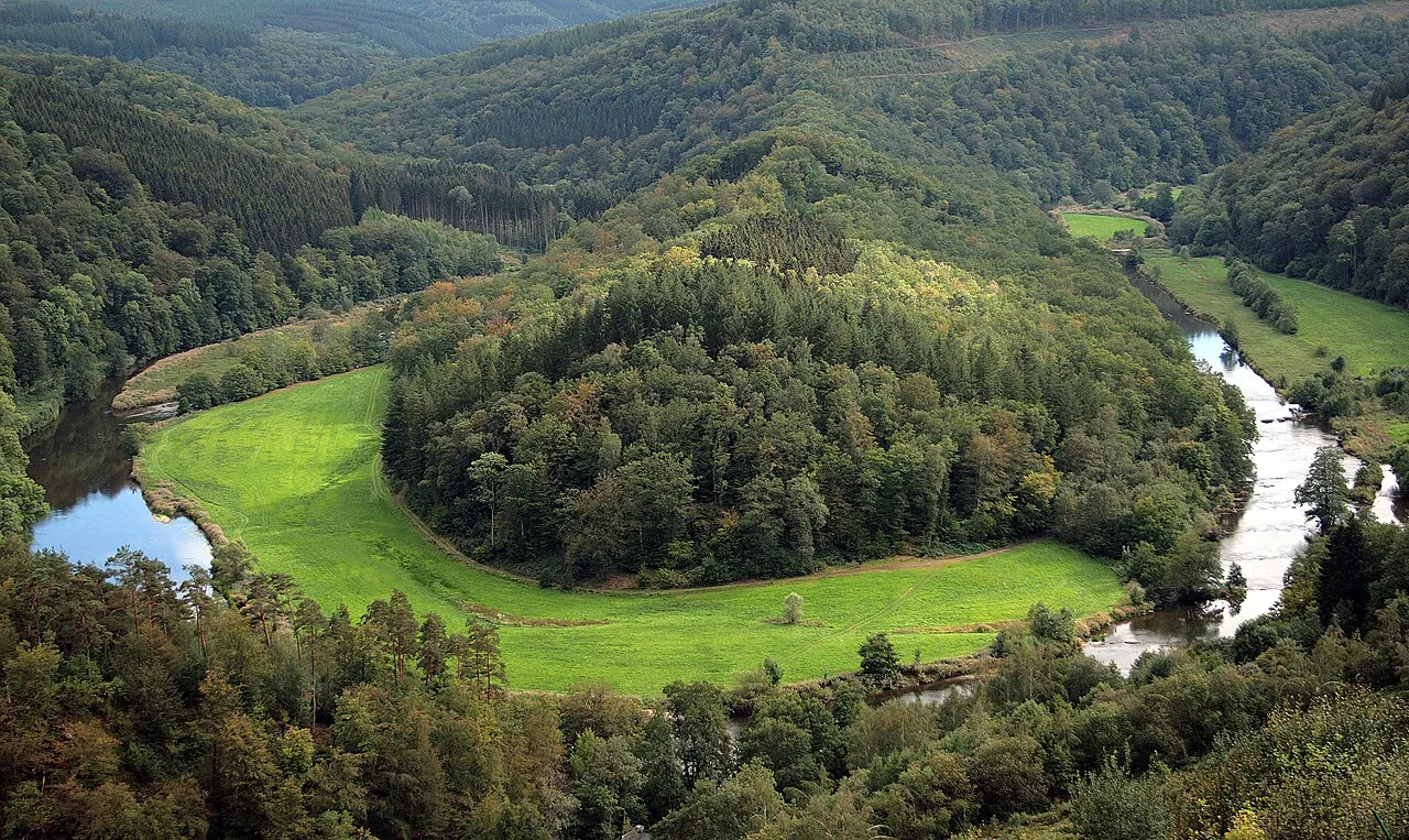Le Tombeau du Géant à Botassart, méandre boisé de la Semois dans les Ardennes belges