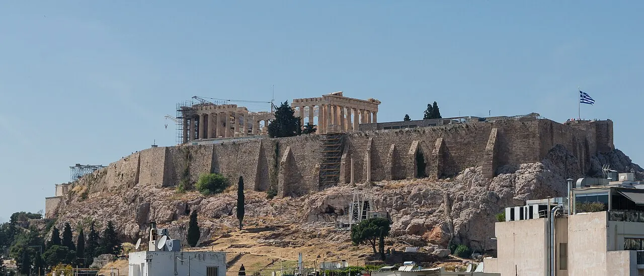 Le Parthénon sur l'Acropole d'Athènes sous un ciel bleu
