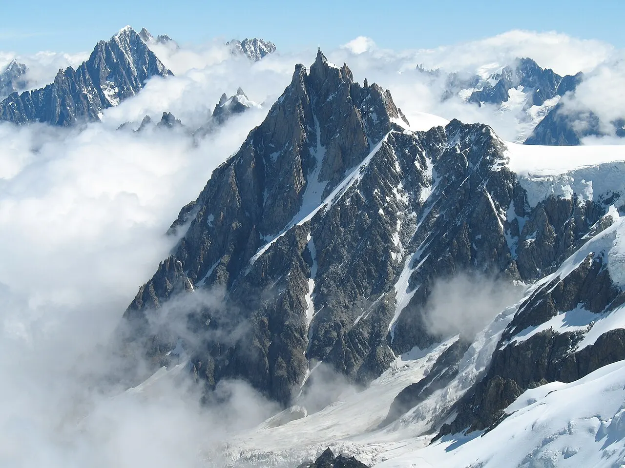Le sommet de l'Aiguille du Midi et sa station au-dessus de Chamonix