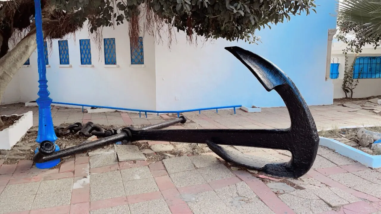 Murs blancs et arche bleue dans le village côtier de Sidi Bou Saïd, près de Tunis