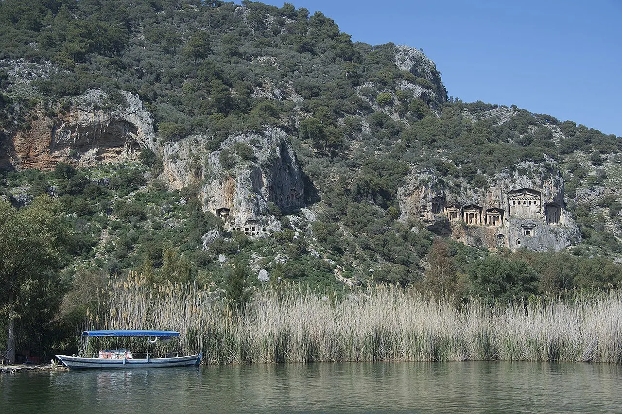 Tombeaux lyciens taillés dans la falaise au-dessus de la rivière à Dalyan
