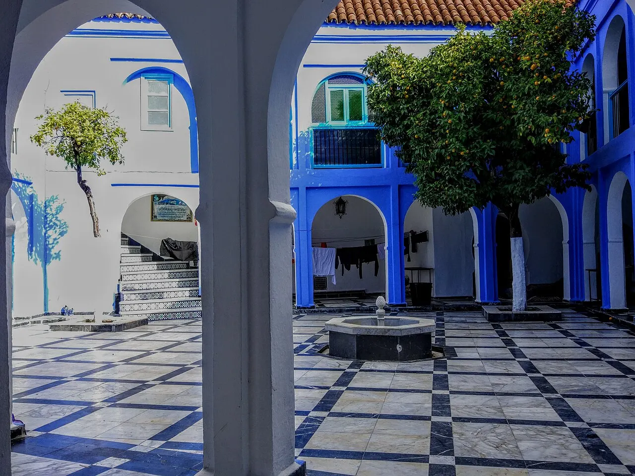 Maisons et escaliers peints en bleu dans les ruelles de Chefchaouen, dans le nord du Maroc