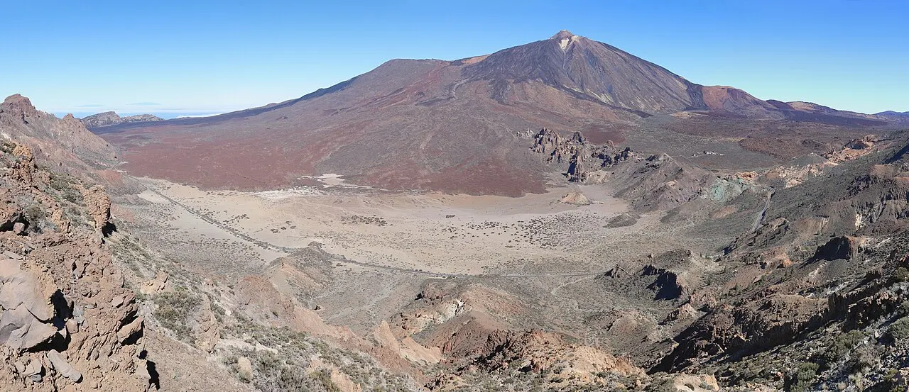 Le volcan Teide à Tenerife au-dessus des coulées de lave de Las Cañadas