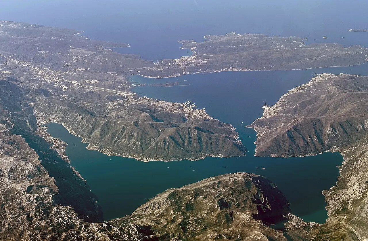 Vue aérienne de la vieille ville fortifiée de Kotor au fond des bouches de Kotor