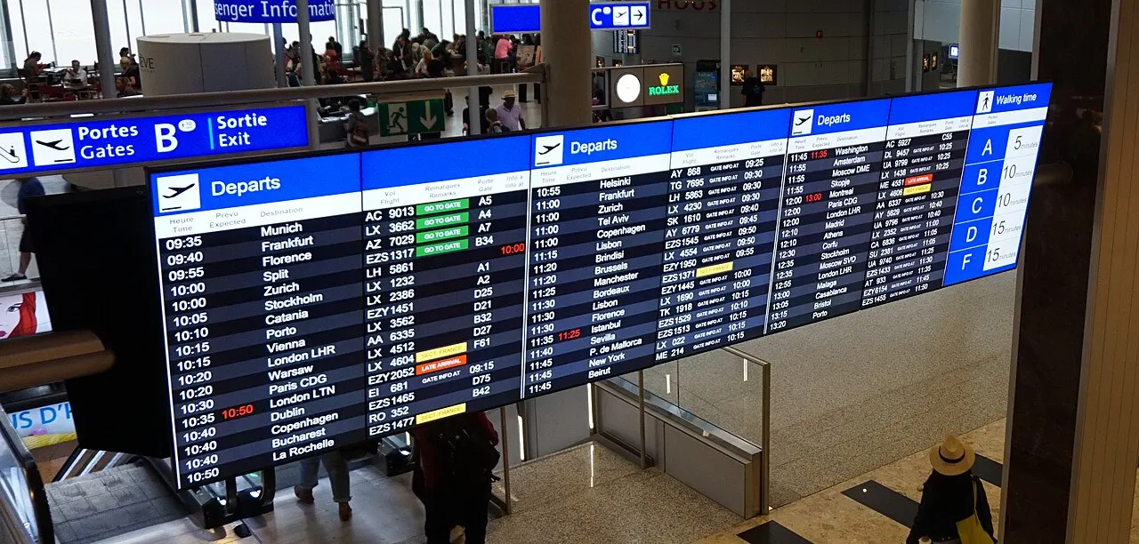 Tableau des départs dans un aéroport