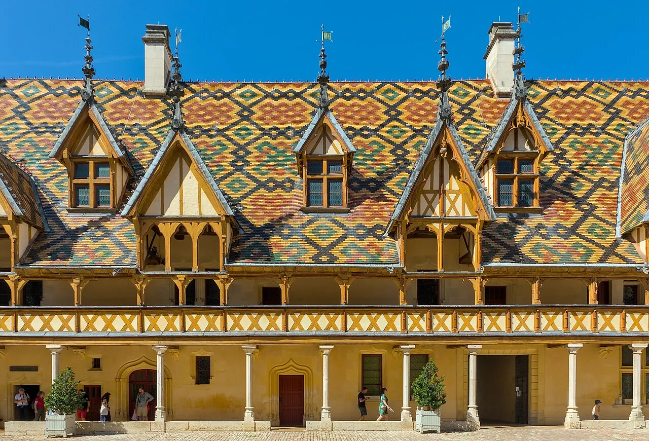 La cour des Hospices de Beaune et ses toits de tuiles vernissées