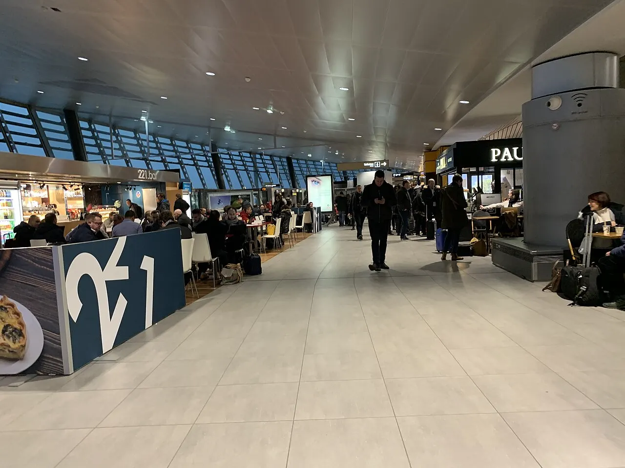 Salle d'attente dans un terminal de l'aéroport de Lyon-Saint-Exupéry